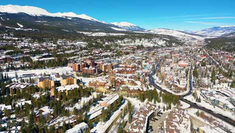 Un-Impresionante-Viaje-Aéreo-Sobre-Breckenridge,-Colorado,-Capturando-Su-Belleza-Escénica-Desde-El-Cielo