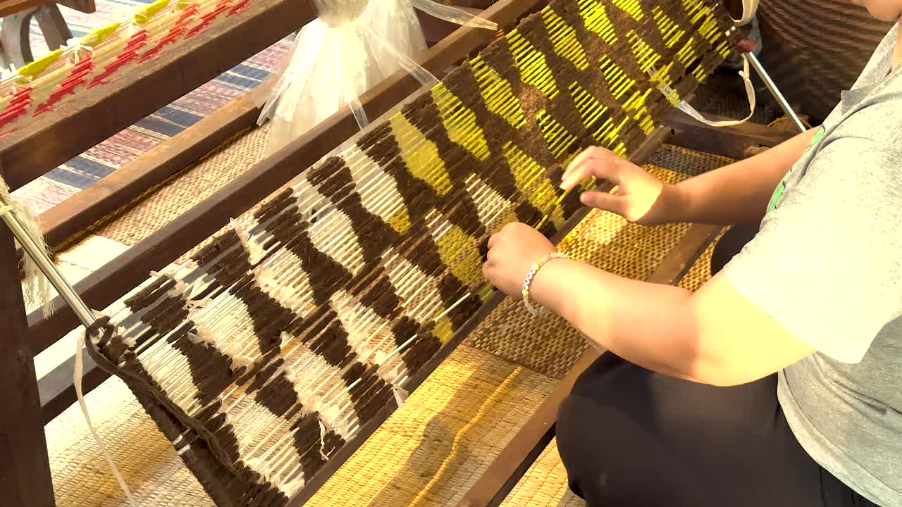 카오야이에서 수공예로 짜는 실크 직물