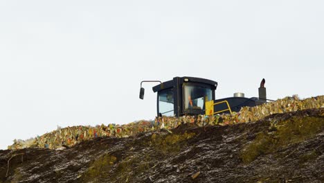 Pila-De-Diferentes-Tipos-De-Basureros-Grandes,-Bolsas-De-Plástico-Y-Vertederos-Llenos-De-Basura,-Contaminación-Ambiental,-Productos-De-Desecho-De-Camiones-Amarillos-Que-Contaminan-En-Un-Vertedero,-Tiro-Medio-Distante