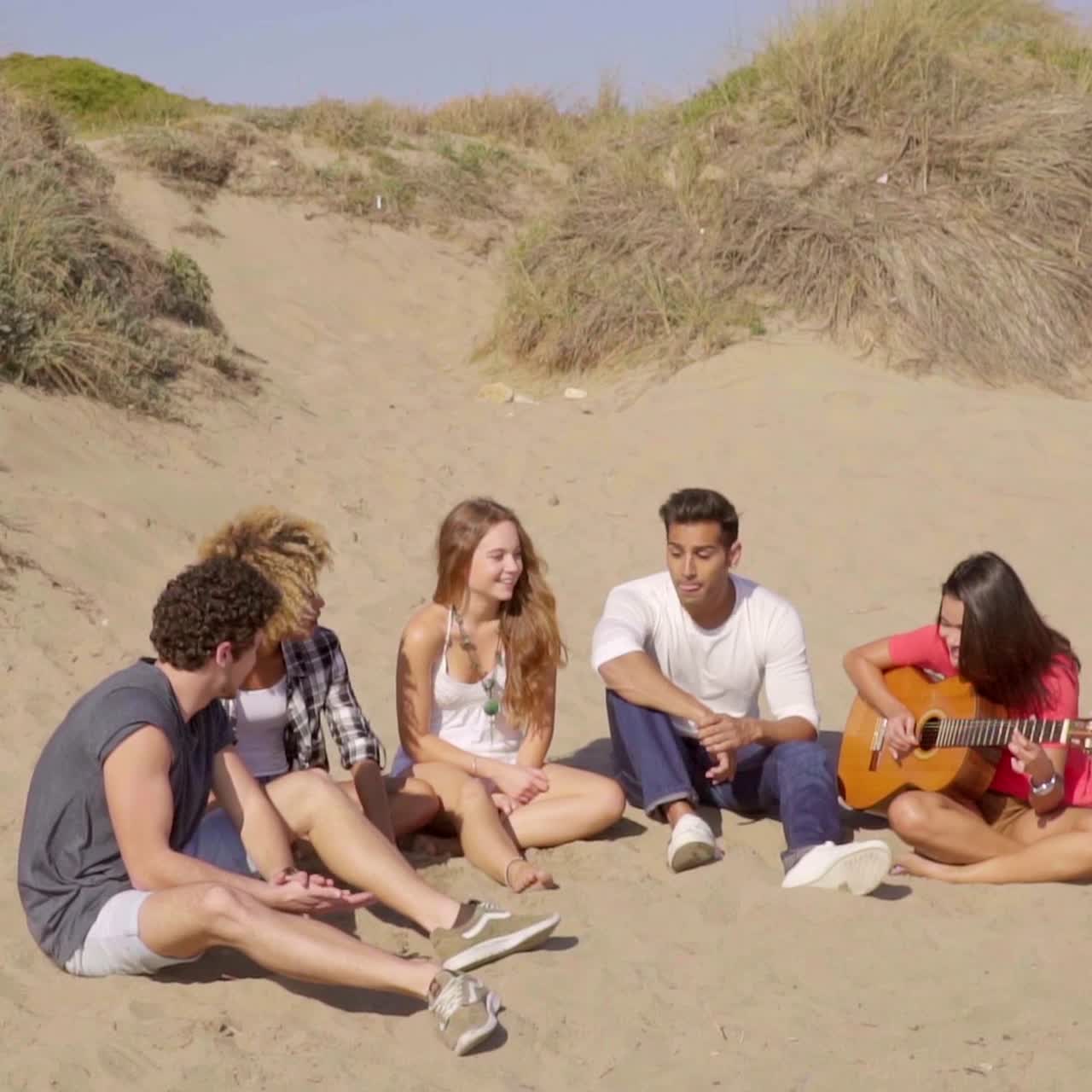 기타를 연주하는 젊은 다인종 친구 그룹