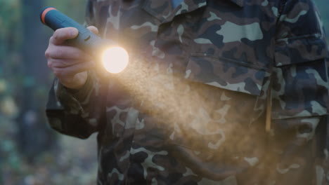 un hombre ilumina su camino con una linterna en el primer plano de la niebla