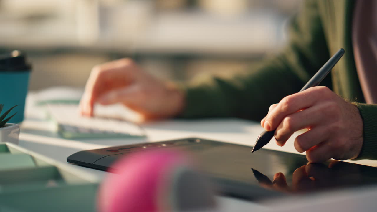 diseñador dibujando a mano lápiz digital tableta de primer plano. artista desconocido creando