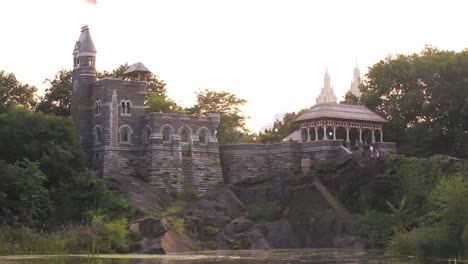 Vista-Inclinada-Hacia-Arriba-Del-Castillo-De-Belvedere-En-Central-Park-En-La-Ciudad-De-Nueva-York