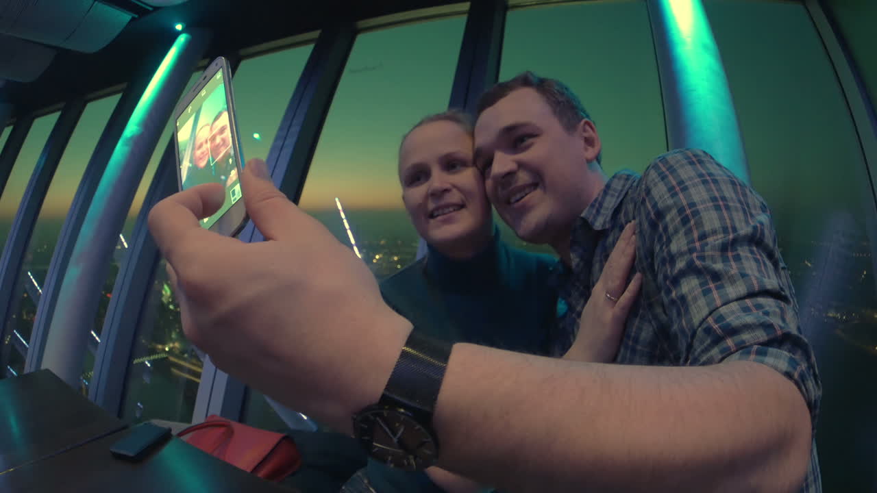 나이트클럽에서 셀피를 찍는 행복한 커플