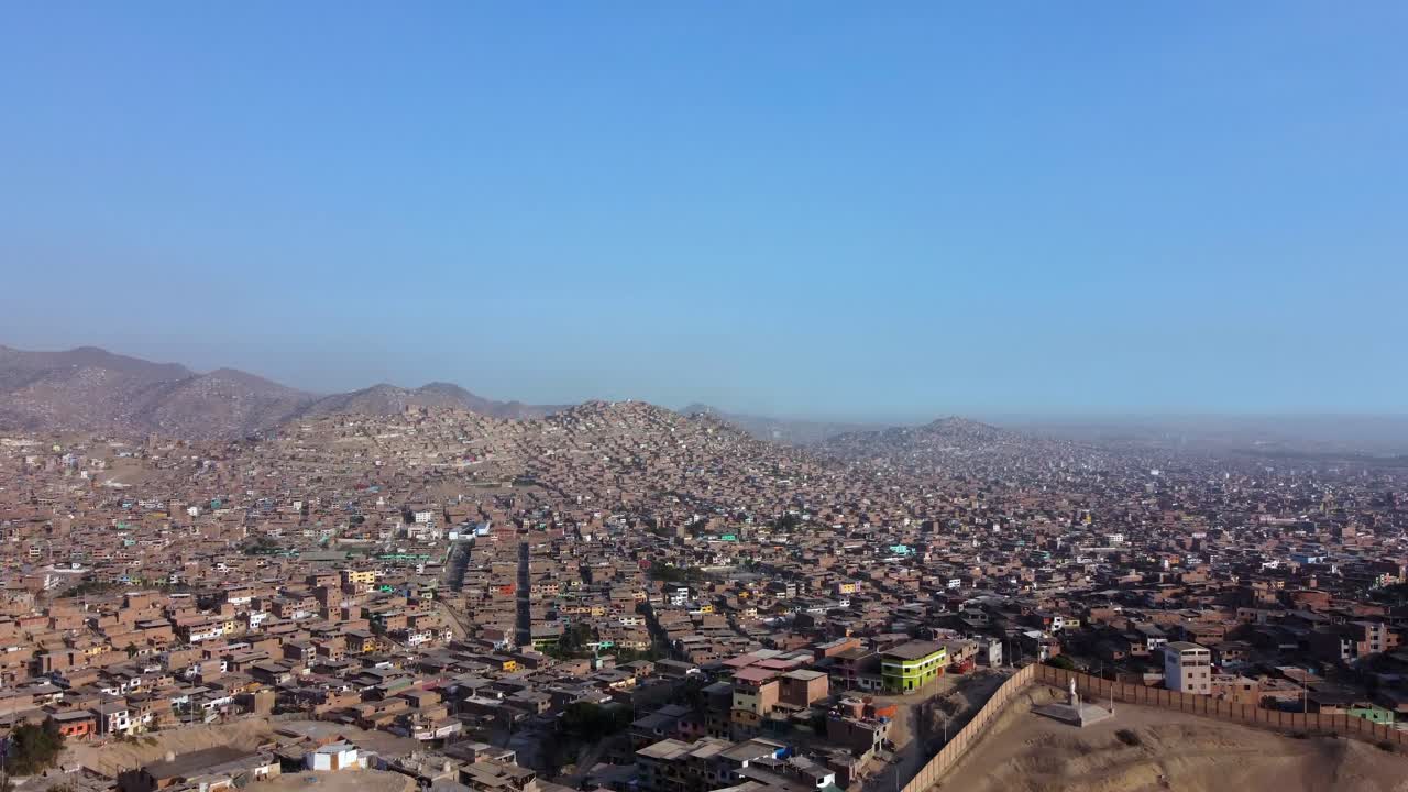 Veduta aerea di una baraccopoli urbana densamente popolata su colline aride