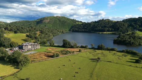 Imágenes-De-Video-Aéreo-Grasmere-Village-And-Lake,-En-El-Parque-Nacional-Del-Distrito-De-Los-Lagos-De-Cumbria,-Inglaterra,-Reino-Unido-En-Un-Hermoso-Día-Soleado