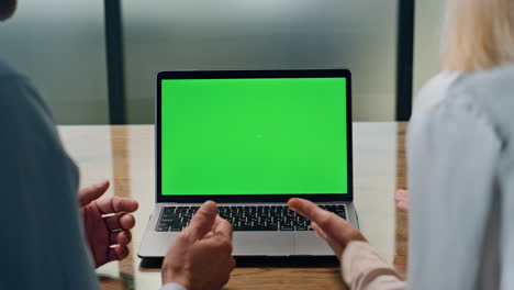 compañeros de trabajo manos gesticulando pantalla verde oficina de computadora. socios desconocidos trabajando