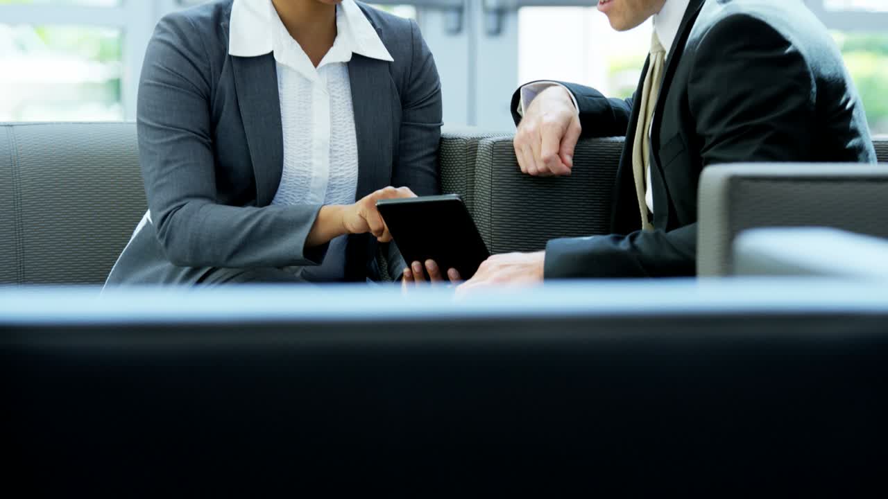 asesora de negocios étnica mujer reunión de clientes usando wifi