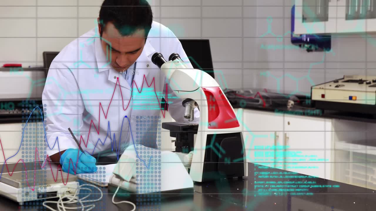 animación de procesamiento de datos científicos sobre un científico masculino biracial con un microscopio en el laboratorio