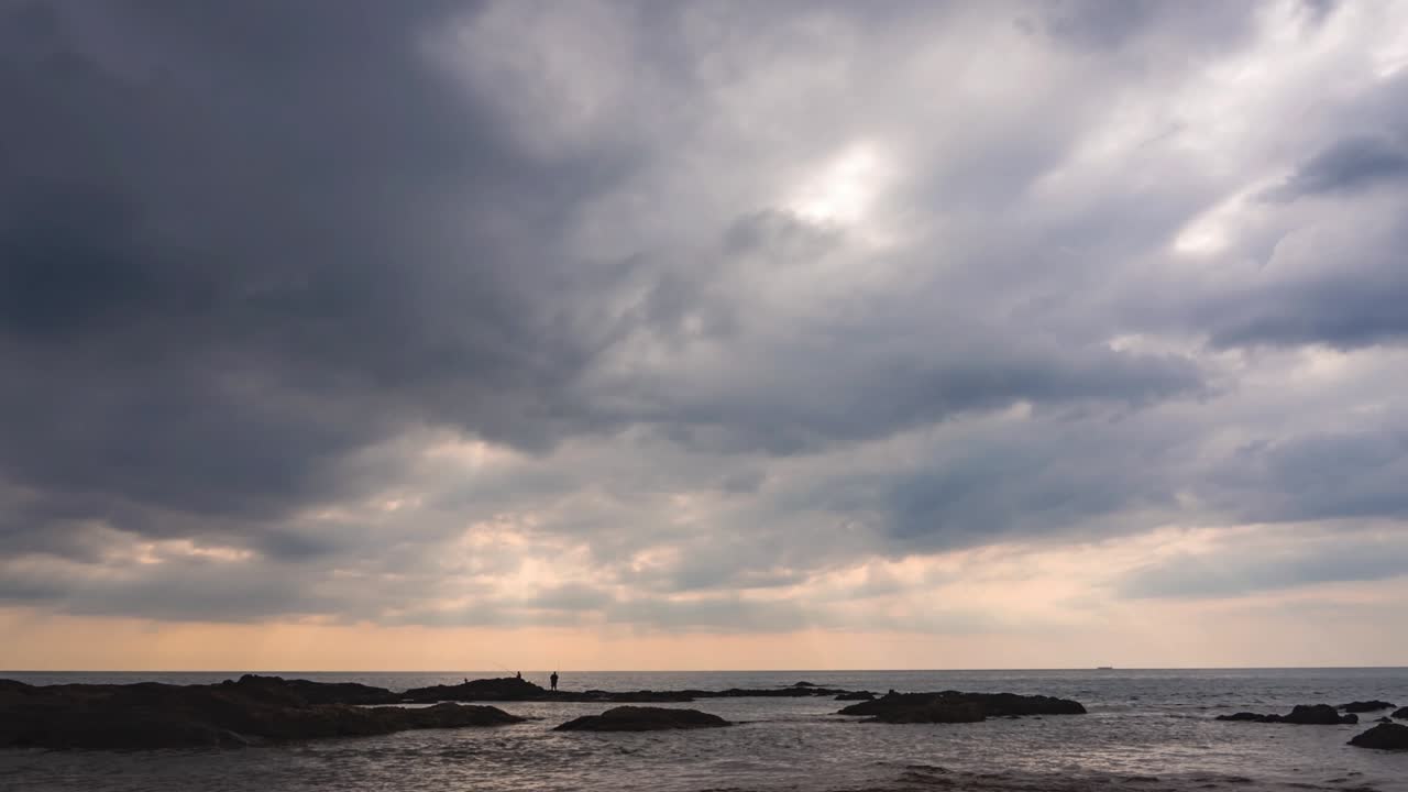 구름 인 날씨 풍경 영상, 허리케인 타임스, 다채로운 해가 지는 하늘에서 빠르게 움직이는 극적인 어두운 구름, 하늘의 높은 공간의 색, 빛 스트럼, 살이 빛나는