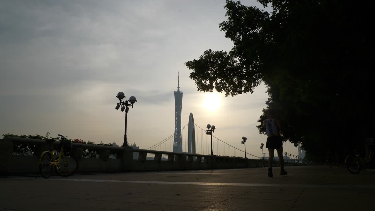 hora de puesta de sol ciudad de guangzhou famoso puente torre canton bahía ribera cámara lenta panorama 4k china