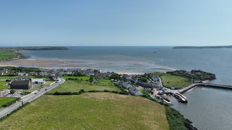 Vuelo-Con-Drones-Sobre-El-Pueblo-Turístico-De-Duncannon-Y-La-Playa-En-La-Península-De-Gancho-Co