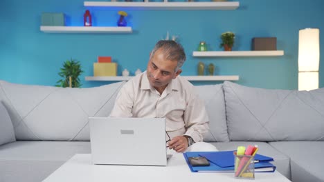 Hombre-Trabajador-De-Oficina-En-Casa-Pensando-Deprimido-Y-Sintiéndose-Infeliz.