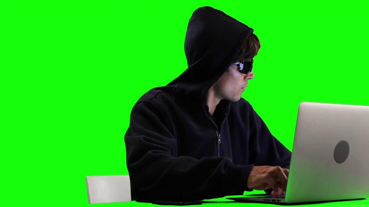 Hacker che utilizza un laptop con schermo verde