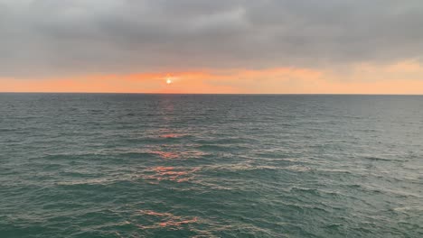 Pescando-En-El-Muelle-Con-Puesta-De-Sol