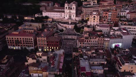 Drone-Panorámica-Hacia-Arriba-De-La-Escalinata-Española-En-Roma,-Italia