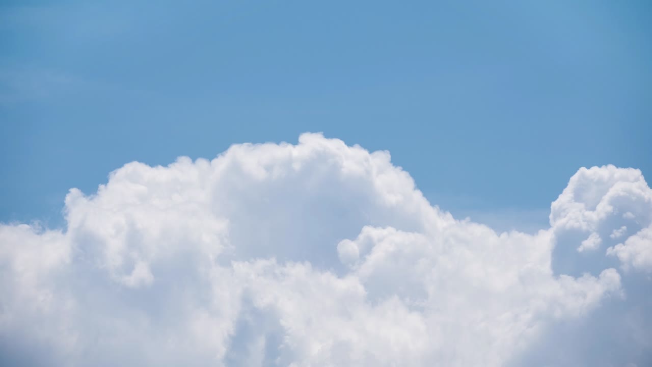 4k 타임 스: 밝은 파란 여름 하늘에서 형태를 바꾸는 하 구름 어리