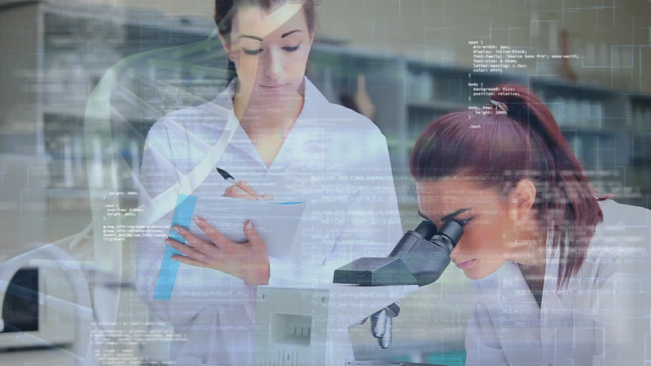 científicos que estudian los microorganismos