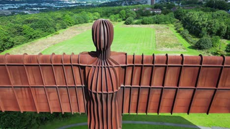 dicht dramatische luchtfoto van de engel van het noorden standbeeld, dan naar een hoge brede view