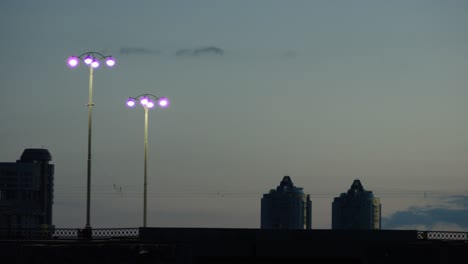 paisaje urbano al crepúsculo con luces de calle púrpuras