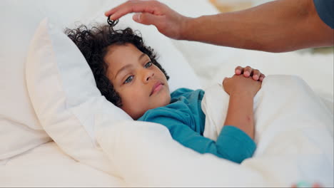 padre, mano y hijo enfermo en cama por fiebre