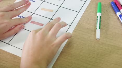 experimento con varias soluciones y papel litmus