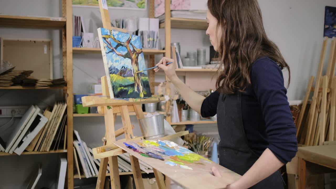 예술 스튜디오 에서 풍경 을 그리는 여자