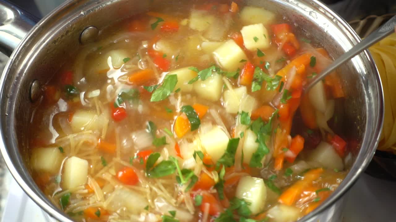 Sopa de verduras cociéndose en una olla