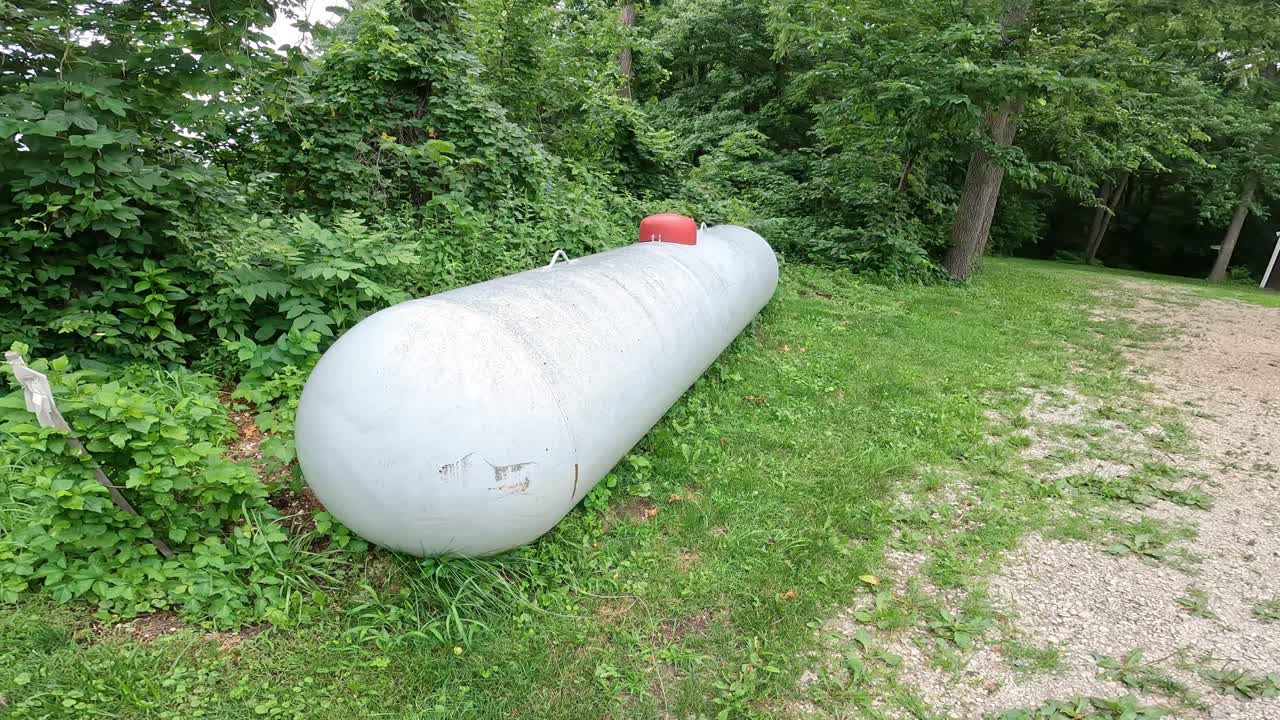 시골집 마당에 있는 1000갤런 lp 탱크의 전망