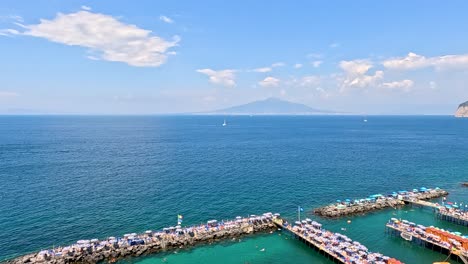 imágenes aéreas de la playa y el mar de sorrento