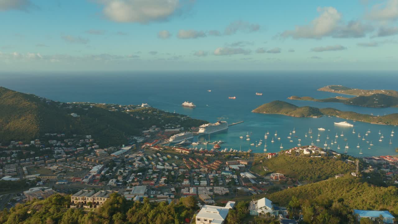 Veduta panoramica del porto di Charlotte Amalie a St. Thomas, Isole Vergini Americane. Ripresa aerea.