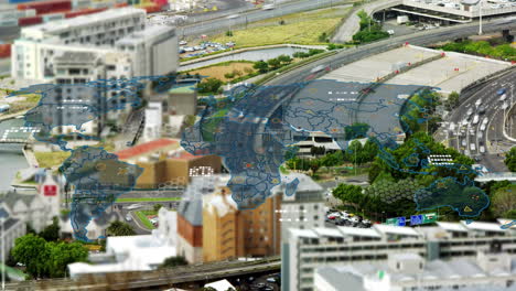 animación del mapa y las barras de carga sobre la vista aérea de la ciudad y el lapso de tiempo de los vehículos en la calle.