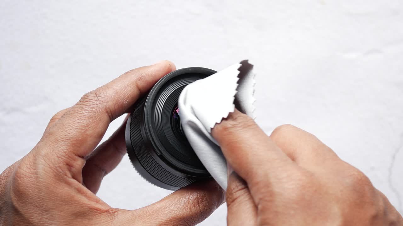 카메라 렌즈를 들고 있는 위쪽의 모습