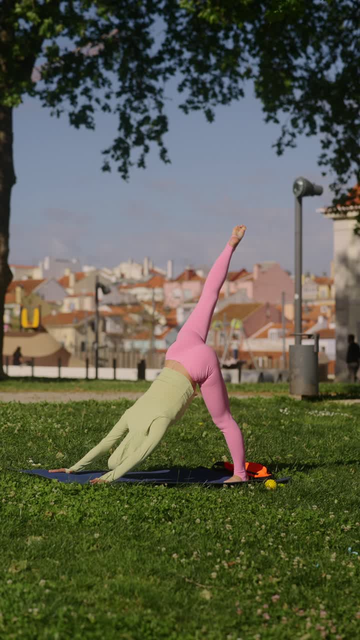 mujer practicando yoga en un parque