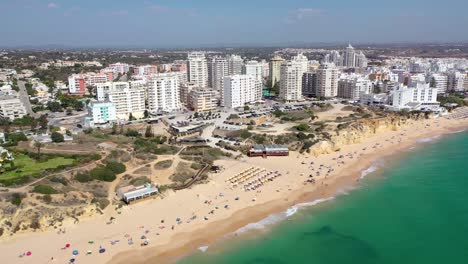 vista de la ciudad de armacao de pera desde arriba
