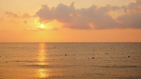 El-Sol-Sale-Sobre-El-Mar-Iluminando-Dramáticamente-Hermosas-Nubes-Con-Luz-Rosa