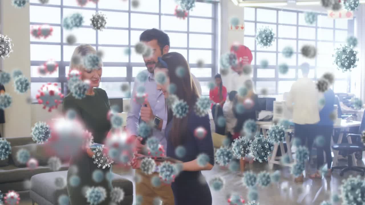 바쁜 사무실에서 일하는 사람들 위에 코로나 19 세포의 애니메이션