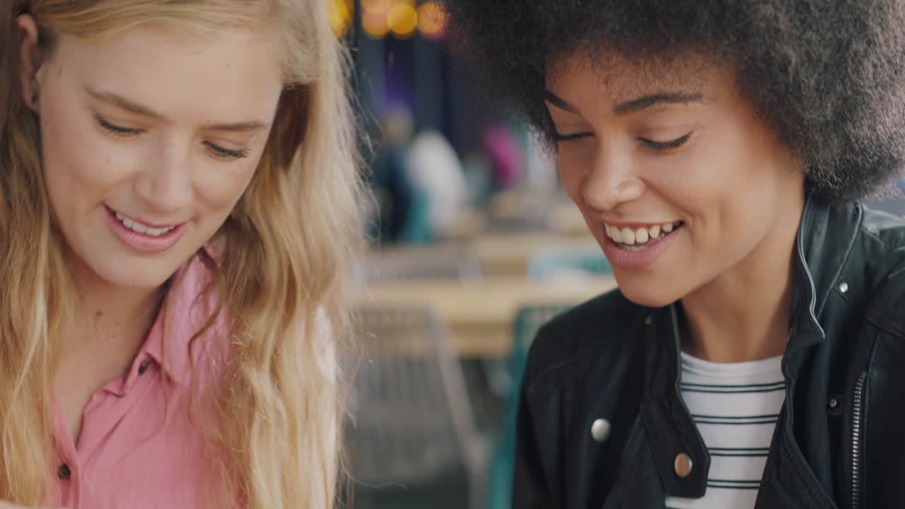 hermosas amigas comiendo ostras en un restaurante disfrutando de una deliciosa comida de mariscos divirtiéndose saliendo socializando juntas 4k
