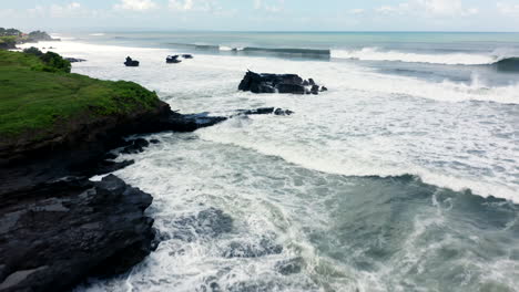 Luftaufnahmen-Von-Drohnen,-Küste-Mit-Schwarzen-Felsen-In-Bali