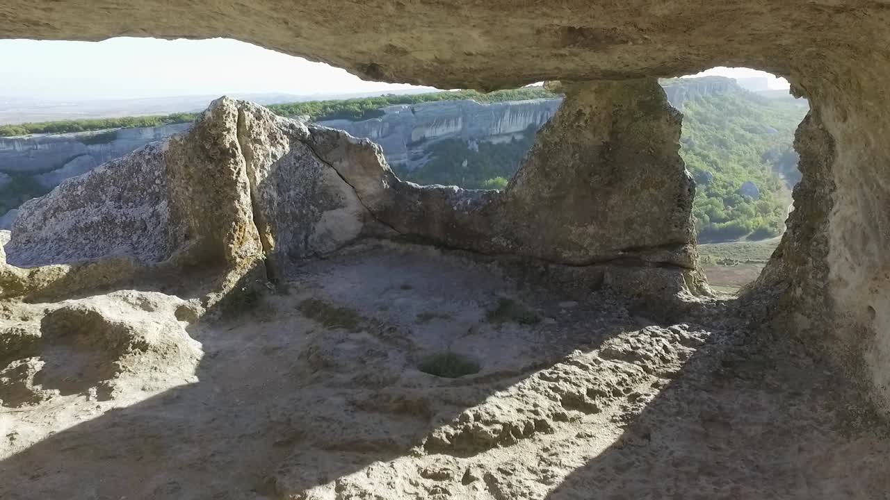 산 을 볼 수 있는 동굴 풍경