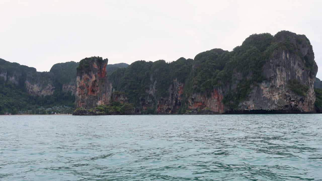 크라비의 바위 섬을 지나가는 긴 리 보트 여행