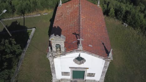 Alejarse-De-La-Pequeña-Iglesia-En-Afife,-Viana-Do-Castelo-En-Un-Día-Soleado