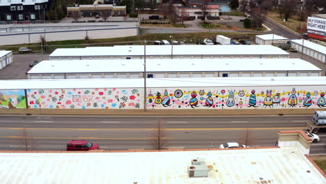 Toma-Aérea-De-La-Colección-De-Murales-Fuera-De-La-Pared-En-Charlotte-Avenue,-Nashville-Tn