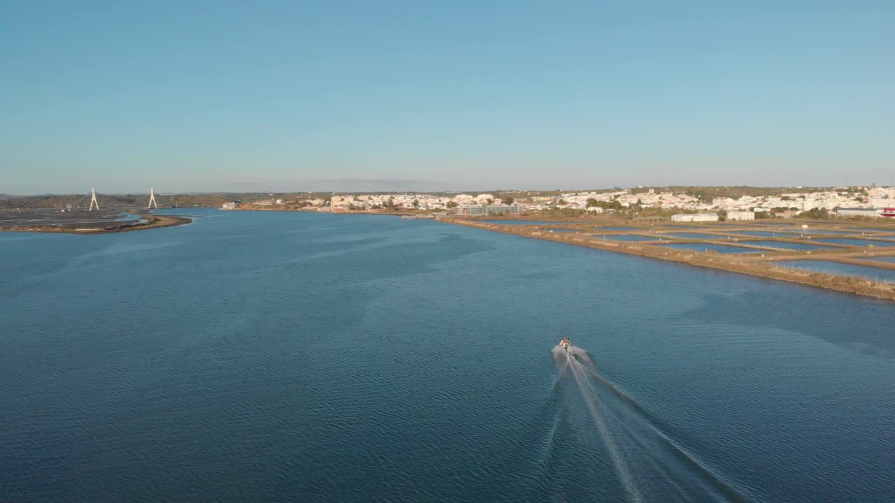 Motoscafo in navigazione sul fiume Arade in una splendida giornata di sole, lunga ripresa aerea.