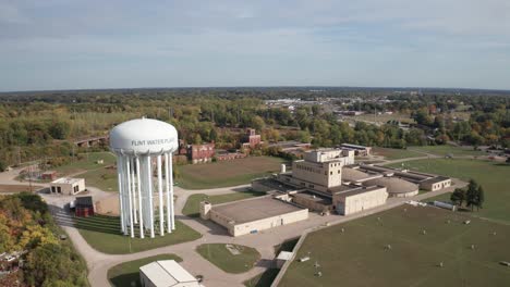 Flint,-Michigan-Water-Tower-Und-Kläranlage-Breites-Schuss-drohnenvideo,-Das-Sich-Nach-Unten-Bewegt