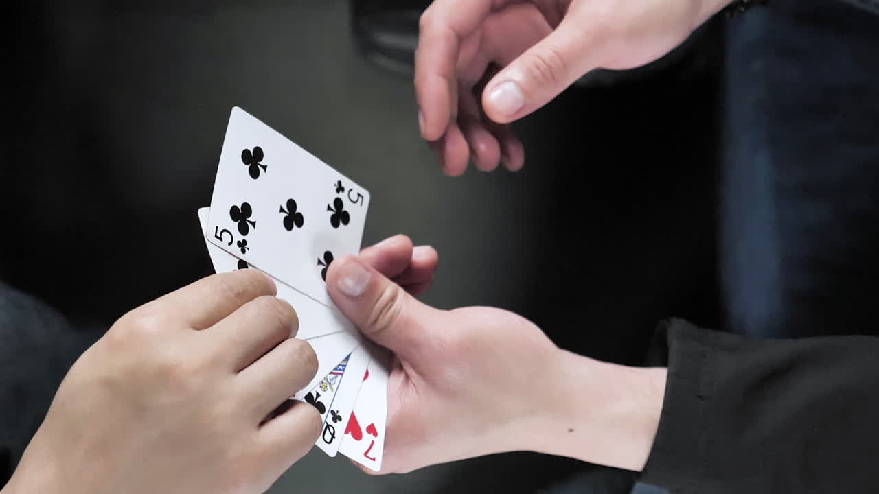 amigos en cámara lenta jugando a las cartas en un viaje en tren