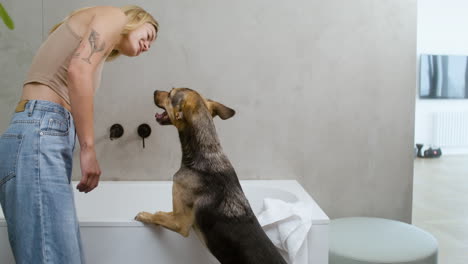 mujer y perro en el baño