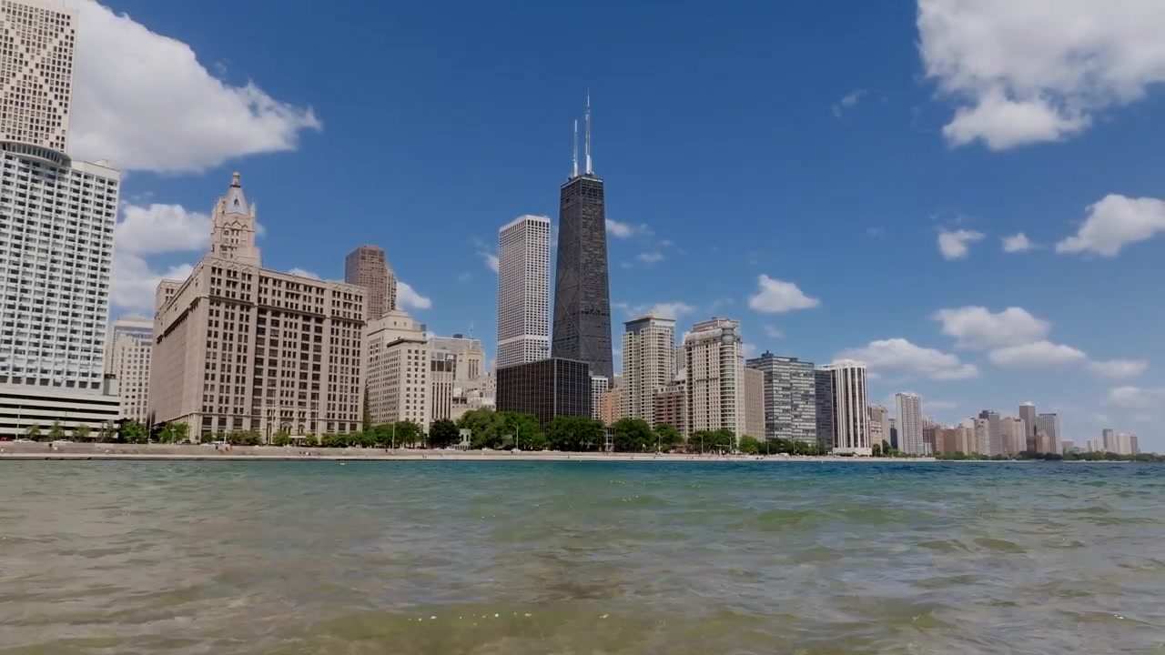 Bela paisagem urbana do horizonte de Chicago vista do lago em um dia ensolarado