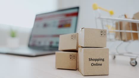 las compras en línea son una forma de comercio electrónico que permite a los consumidores comprar productos directamente de los vendedores a través de internet.