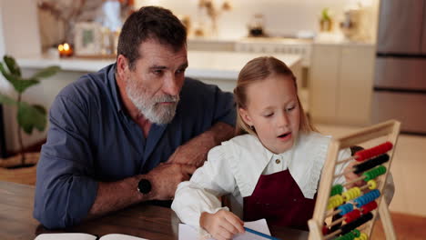 abuelo enseñando matemáticas a su nieto con ábaco